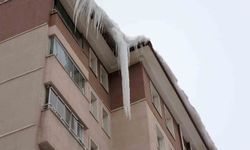 Bitlis’te tehlike saçan buz sarkıtları 5 metreye ulaştı