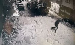 Çatıdan düşen kar kütleleri kamerada: Bir şahıs saniyelerle kurtuldu
