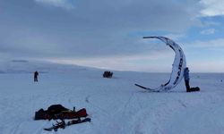 Çıldır Gölü semalarında adrenalin: Paraşütle uçuş heyecanı yaşandı