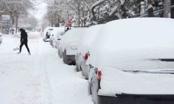 Elazığ'da kar kalınlığı 20 santimetreyi buldu, araçlar kara gömüldü