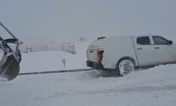 Elazığ’da karda mahsur kalan sürücülerin imdadına ekipler yetişti