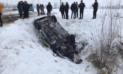 Erzincan’da polis aracı şarampole yuvarlandı: 2 polis yaralandı