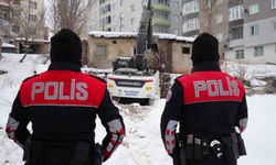 Erzurum'da tehlike oluşturan metruk binalar tek tek yıkılıyor