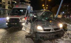 Hafif ticari araç kazası: 1’i ağır 4 kişi yaralandı