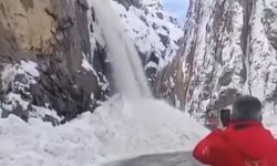 Hakkari-Çukurca karayolunda üst üste düşen çığ korkuya neden oldu