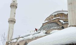 Hakkari’de vatandaşları tehdit eden kar kütleleri temizlendi