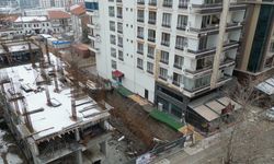 İstinat duvarı çöken 6 katlı bina havadan kaydedildi