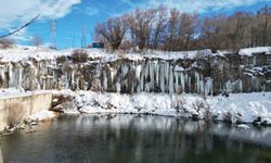Kanyonda oluşan buz sarkıtları ziyaretçilerini büyülüyor