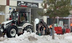 Kar kütlesinin altında kalarak hayatını kaybeden genç kız gözyaşlarıyla toprağa verildi