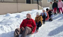 Karda poşetle kaydılar, mangalda sucukla ısındılar