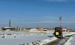 Kars’ta bir vatandaş mezarlık yolunu traktörüyle açtı
