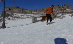 Kars'ta kızağını kapan kale yokuşuna akın etti