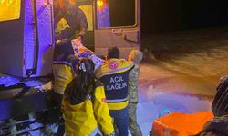 Kars'ta Mehmetçik paletli kar aracıyla yaşlı hastanın imdadına yetişti