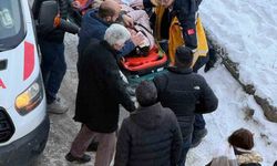 Kars’ta okul yolunda korkutan olay: Öğrencinin başına buz kütlesi düştü