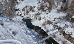 Muradiye Şelalesi’nde kış güzelliği