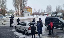 Muş’ta çatıdan kopan kar kütlesi park halindeki araçta hasara neden oldu