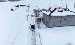 Muş’ta örnek davranış: Muhtar gönüllü kar mesaisinde