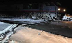 Sarıkamış'ta korkutan kaza: Yük treni otomobile çarptı