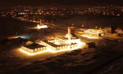 Tarihi Hüsrev Paşa Camii gece ışıklarıyla göz kamaştırıyor