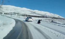 Tehlikeli eğlence: Kızağı araca bağlayıp metrelerce çekti