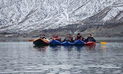 Tortum Gölü'nde kano üzerinde renkli görüntüler