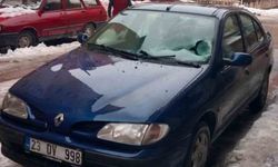 Üzerine buz düşen aracın camı kırıldı