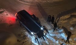 Yüksekova'da kara saplanan araçlar imece usulüyle çıkarıldı