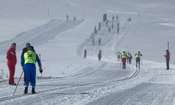 Yüksekova’da kayaklı koşu yarışı renkli görüntülere sahne oldu