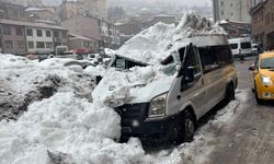 Bitlis’te çatıdan kopan kar kütlesi hareket halindeki minibüsü kullanılamaz hale getirdi