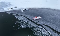 Nazik Gölü’nde kış masalı: Tekneler buzların içinde