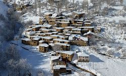 Taş evlerin kartpostallık kış manzarası dronla görüntülendi