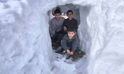 Bitlis’te çocuklar kardan tünellerde eğlendi