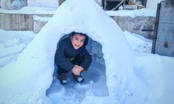 Kışın neşesi: Çocukların karda eskimo evi