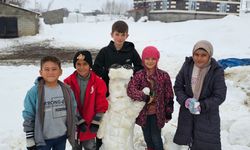 Güroymak’ta çocuklar kar tatilini kardan adam yaparak değerlendirdi