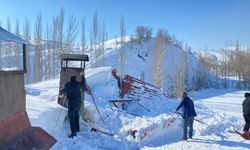 Hizan’da kar yükü çatıyı çökertti!