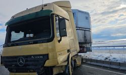 Adilcevaz’da karpuz yüklü tır kaza yaptı