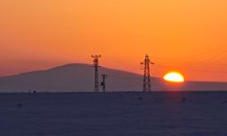 Ahlat’ta karlı dağların ardında gün batımı büyüledi