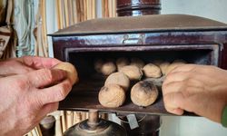 Bitlis’te kışın vazgeçilmezi: Sobada közlenen patates