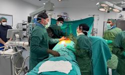 Bitlis Devlet Hastanesi’nde bir ilk: Kapalı yöntem omurga ameliyatı yapıldı