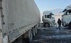 Buzlanan yolda kayan tır yolu kapattı