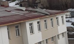 Tatvan’da Etkili Olan Fırtına Okulun Çatısını Uçurdu