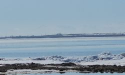 Donan Arin Gölü çözüldü: Buz kütleleri kıyıya taştı