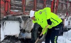 Ardahan’da yolda mahsur kalanlara polis yardım etti