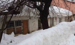 Bitlis’te yoğun kar yığınları kardan kaleler oluşturdu