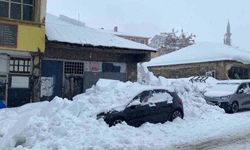 Çatıdan düşen kar araçta hasara yol açtı