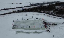 Çıldır Gölü’nde buz üstünde nefes kesen şenlik