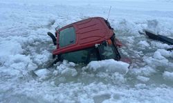 Çıldır Gölü’nde faciadan dönüldü: Traktör buzun kırılmasıyla sulara gömüldü