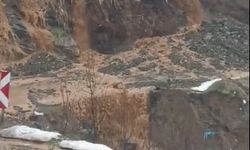 Derecik-Şemdinli kara yolu heyelan nedeniyle ulaşıma kapandı
