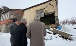 Devlet Yüksekova’da evi yıkılan mağdur kadını yalnız bırakmadı