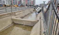 Direksiyon hakimiyetini kaybetti, araç kanala düştü